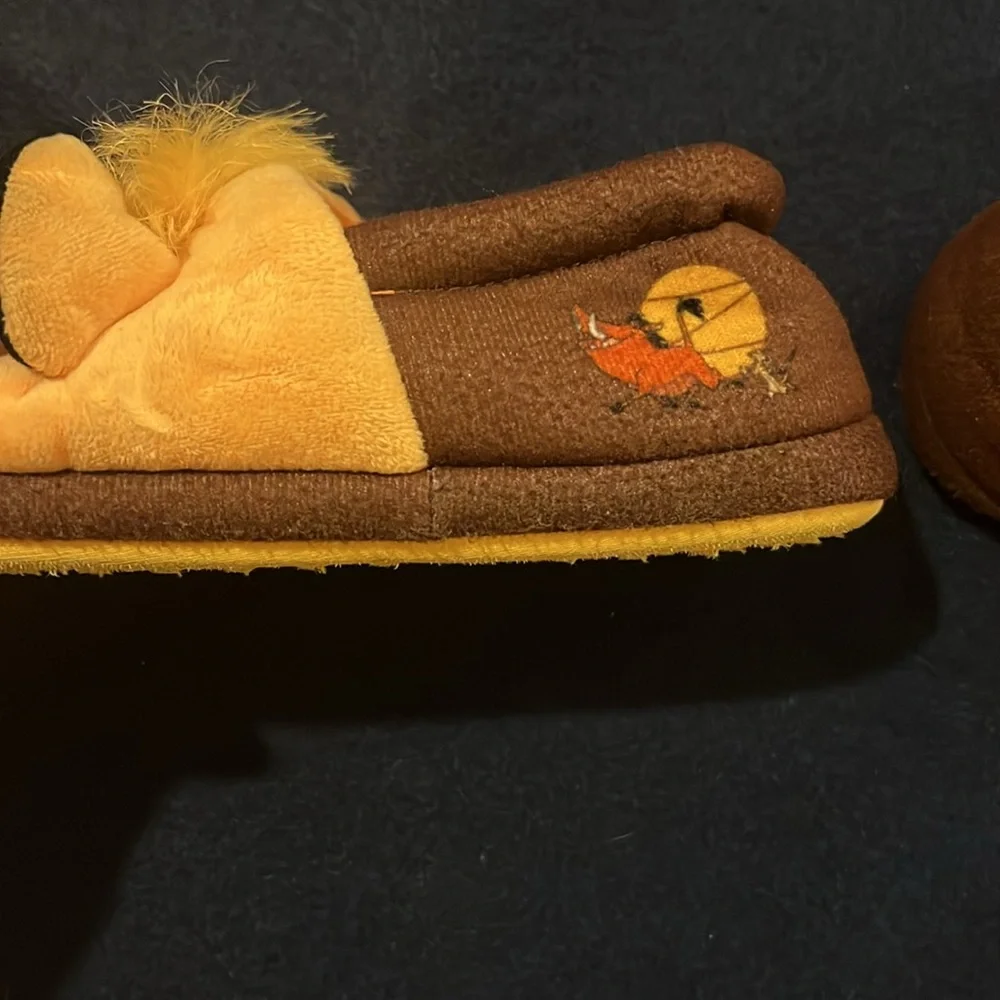 Disney Lion King Simba toddler slippers / shoes. Yellow and brown. Size 11-12